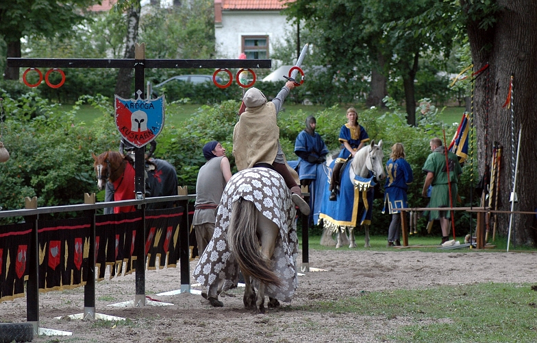 2005_0813 (33).JPG - Här plockar en extra "riddare" ringar med svärdet